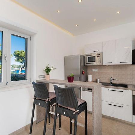 Beach Residences Caroline Хвар Екстериор снимка