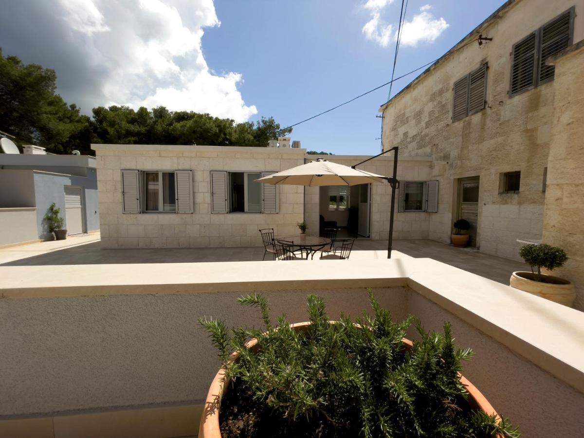 Beach Residences Caroline Хвар Екстериор снимка