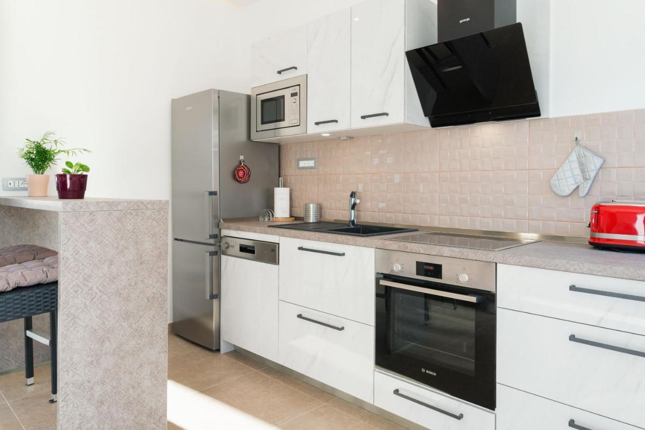 Beach Residences Caroline Хвар Екстериор снимка
